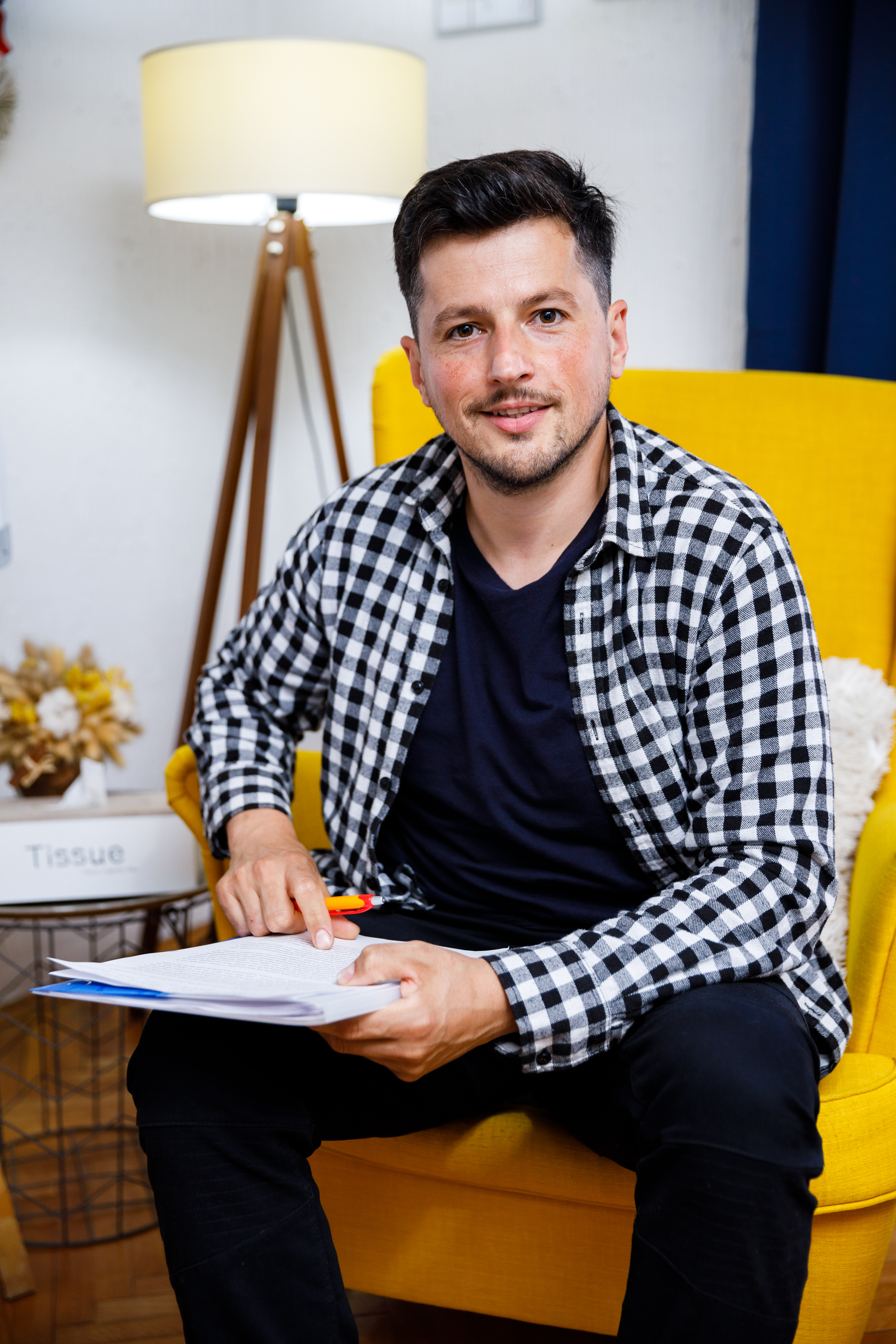 Mladen Anđelković u razgovoru, u kabinetu